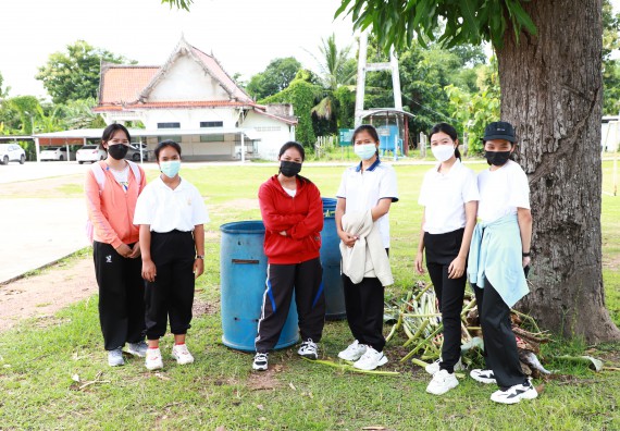 ภาพกิจกรรม  โปรแกรมวิชาสาธารณสุขศาสตร์ ร่วมแห่เทียนและถวายเทียนจำนำพรรษา ทั้งกันนี้ร่วมกันบำเบ็ญประโยชน์ทำความสะอาดวัดวังยาง