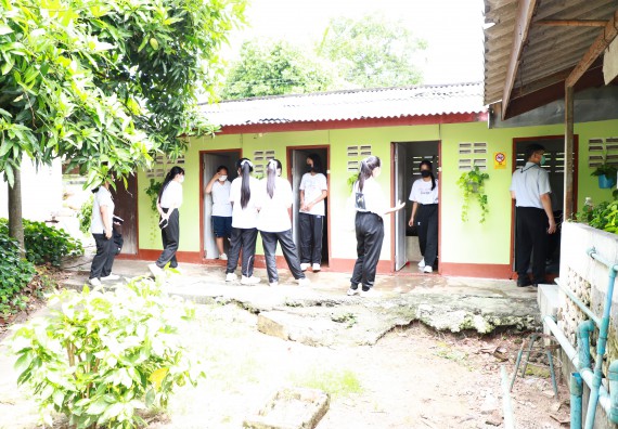 ภาพกิจกรรม  โปรแกรมวิชาสาธารณสุขศาสตร์ ร่วมแห่เทียนและถวายเทียนจำนำพรรษา ทั้งกันนี้ร่วมกันบำเบ็ญประโยชน์ทำความสะอาดวัดวังยาง