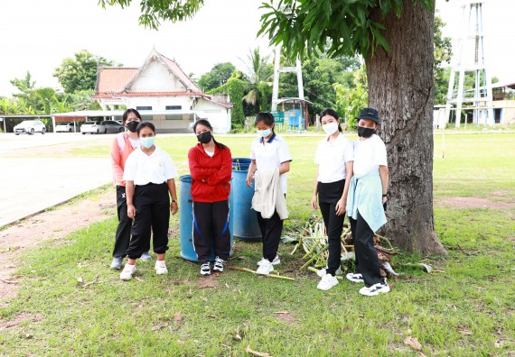 ภาพกิจกรรม  โปรแกรมวิชาสาธารณสุขศาสตร์ ร่วมแห่เทียนและถวายเทียนจำนำพรรษา ทั้งกันนี้ร่วมกันบำเบ็ญประโยชน์ทำความสะอาดวัดวังยาง