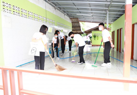 ภาพกิจกรรม  โปรแกรมวิชาสาธารณสุขศาสตร์ ร่วมแห่เทียนและถวายเทียนจำนำพรรษา ทั้งกันนี้ร่วมกันบำเบ็ญประโยชน์ทำความสะอาดวัดวังยาง