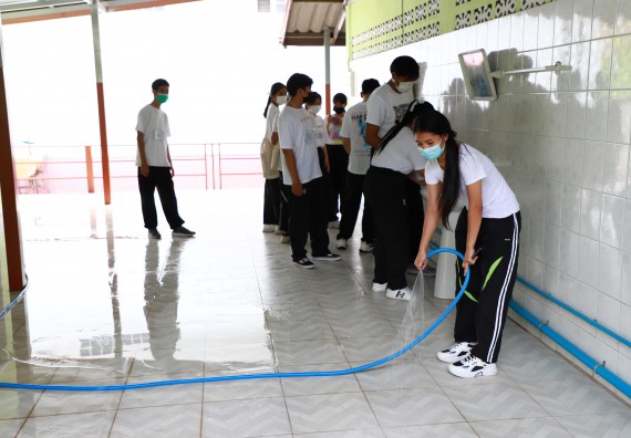 ภาพกิจกรรม  โปรแกรมวิชาสาธารณสุขศาสตร์ ร่วมแห่เทียนและถวายเทียนจำนำพรรษา ทั้งกันนี้ร่วมกันบำเบ็ญประโยชน์ทำความสะอาดวัดวังยาง