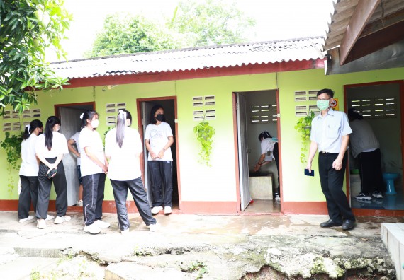 ภาพกิจกรรม  โปรแกรมวิชาสาธารณสุขศาสตร์ ร่วมแห่เทียนและถวายเทียนจำนำพรรษา ทั้งกันนี้ร่วมกันบำเบ็ญประโยชน์ทำความสะอาดวัดวังยาง