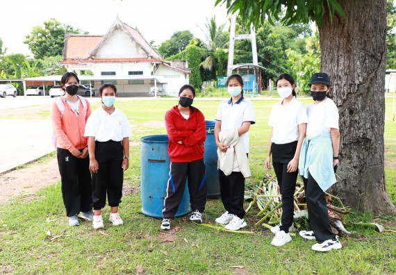 ภาพกิจกรรม  โปรแกรมวิชาสาธารณสุขศาสตร์ ร่วมแห่เทียนและถวายเทียนจำนำพรรษา ทั้งกันนี้ร่วมกันบำเบ็ญประโยชน์ทำความสะอาดวัดวังยาง