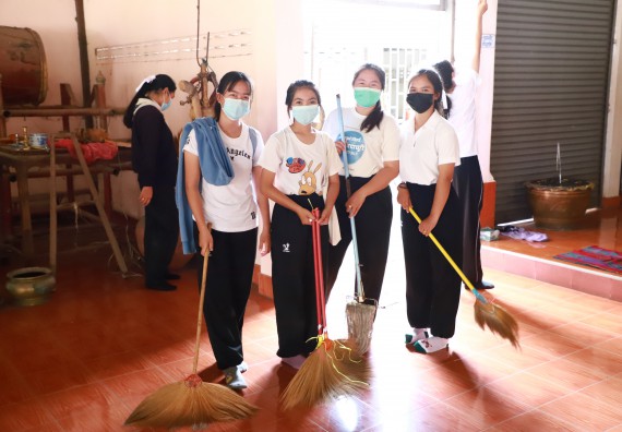 ภาพกิจกรรม  โปรแกรมวิชาสาธารณสุขศาสตร์ ร่วมแห่เทียนและถวายเทียนจำนำพรรษา ทั้งกันนี้ร่วมกันบำเบ็ญประโยชน์ทำความสะอาดวัดวังยาง