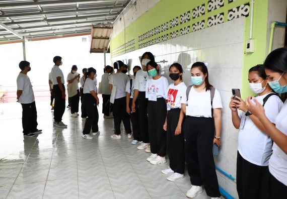 ภาพกิจกรรม  โปรแกรมวิชาสาธารณสุขศาสตร์ ร่วมแห่เทียนและถวายเทียนจำนำพรรษา ทั้งกันนี้ร่วมกันบำเบ็ญประโยชน์ทำความสะอาดวัดวังยาง