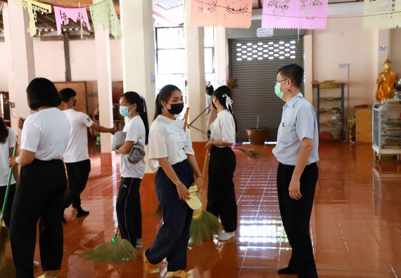 ภาพกิจกรรม  โปรแกรมวิชาสาธารณสุขศาสตร์ ร่วมแห่เทียนและถวายเทียนจำนำพรรษา ทั้งกันนี้ร่วมกันบำเบ็ญประโยชน์ทำความสะอาดวัดวังยาง