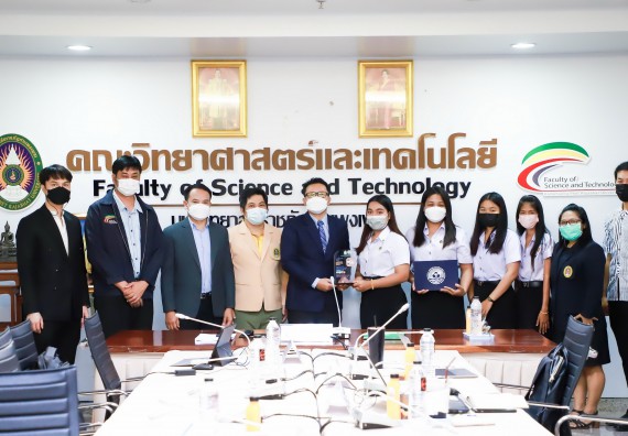 ภาพกิจกรรม  คณะวิทยาศาสตร์และเทคโนโลยี และคณะกรรมการประจำคณะฯ ร่วมพิธีมอบโล่รางวัลระดับทองแดง ที่มีผลการดำเนินกิจกรรมด้านสิ่งแวดล้อมของเยาวชนในมหาวิทยาลัย (Green Youth) ระดับประเทศ ประจำปี 2564