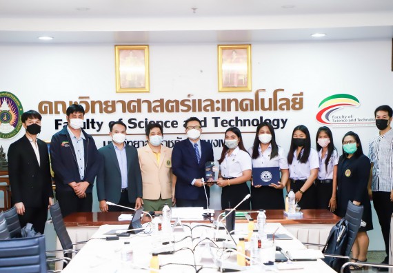 ภาพกิจกรรม  คณะวิทยาศาสตร์และเทคโนโลยี และคณะกรรมการประจำคณะฯ ร่วมพิธีมอบโล่รางวัลระดับทองแดง ที่มีผลการดำเนินกิจกรรมด้านสิ่งแวดล้อมของเยาวชนในมหาวิทยาลัย (Green Youth) ระดับประเทศ ประจำปี 2564