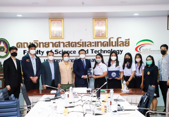 ภาพกิจกรรม  คณะวิทยาศาสตร์และเทคโนโลยี และคณะกรรมการประจำคณะฯ ร่วมพิธีมอบโล่รางวัลระดับทองแดง ที่มีผลการดำเนินกิจกรรมด้านสิ่งแวดล้อมของเยาวชนในมหาวิทยาลัย (Green Youth) ระดับประเทศ ประจำปี 2564