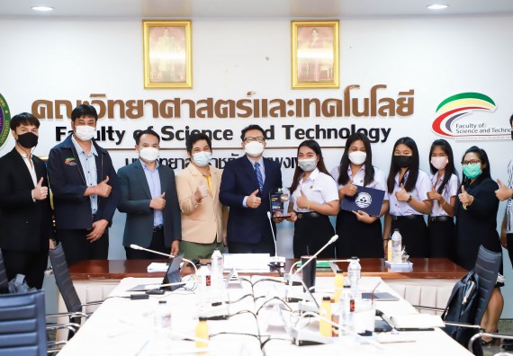 ภาพกิจกรรม  คณะวิทยาศาสตร์และเทคโนโลยี และคณะกรรมการประจำคณะฯ ร่วมพิธีมอบโล่รางวัลระดับทองแดง ที่มีผลการดำเนินกิจกรรมด้านสิ่งแวดล้อมของเยาวชนในมหาวิทยาลัย (Green Youth) ระดับประเทศ ประจำปี 2564