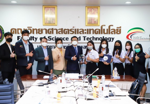 ภาพกิจกรรม  คณะวิทยาศาสตร์และเทคโนโลยี และคณะกรรมการประจำคณะฯ ร่วมพิธีมอบโล่รางวัลระดับทองแดง ที่มีผลการดำเนินกิจกรรมด้านสิ่งแวดล้อมของเยาวชนในมหาวิทยาลัย (Green Youth) ระดับประเทศ ประจำปี 2564