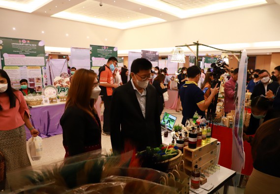 ภาพกิจกรรม  คณะวิทยาศาสตร์และเทคโนโลยี เข้าร่วมงานนิทรรศการ 