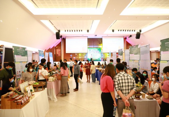 ภาพกิจกรรม  คณะวิทยาศาสตร์และเทคโนโลยี เข้าร่วมงานนิทรรศการ 