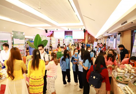 ภาพกิจกรรม  คณะวิทยาศาสตร์และเทคโนโลยี เข้าร่วมงานนิทรรศการ 