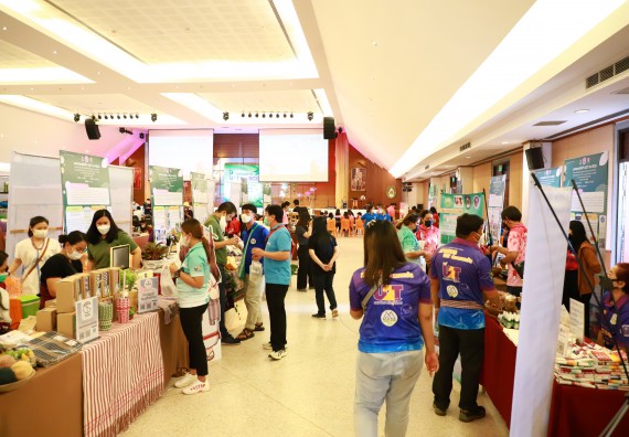 ภาพกิจกรรม  คณะวิทยาศาสตร์และเทคโนโลยี เข้าร่วมงานนิทรรศการ 