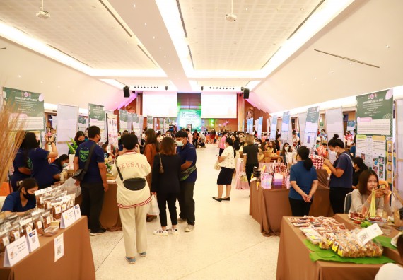 ภาพกิจกรรม  คณะวิทยาศาสตร์และเทคโนโลยี เข้าร่วมงานนิทรรศการ 