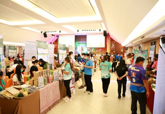 ภาพกิจกรรม  คณะวิทยาศาสตร์และเทคโนโลยี เข้าร่วมงานนิทรรศการ 