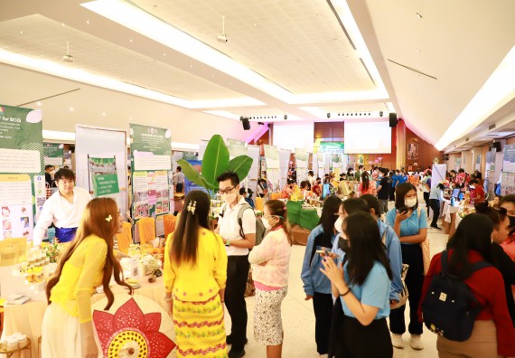 ภาพกิจกรรม  คณะวิทยาศาสตร์และเทคโนโลยี เข้าร่วมงานนิทรรศการ 