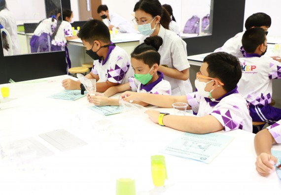 ภาพกิจกรรม  โรงเรียนอนุบาลกำแพงเพชร ร่วมกับคณะวิทยาศาสตร์และเทคโนโลยี จัดโครงการ Science Camp สำหรับนักเรียนห้องเรียนพิเศษ (MEP) ระดับชั้นประถมศึกษาปีที่ 1-6