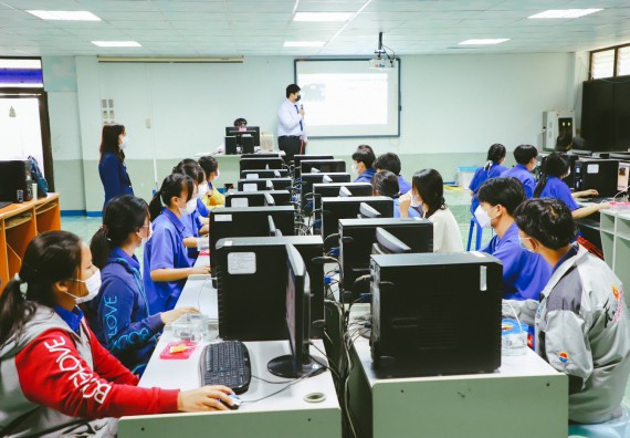 ภาพกิจกรรม  คณะวิทยาศาสตร์และเทคโนโลยี จัดกิจกรรมค่ายวิทยาศาสตร์สัญจร ปีการศึกษา 2565 ให้กับนักเรียนระดับชั้นมัธยมศึกษาตอนปลาย โรงเรียนไทรงามพิทยาคม