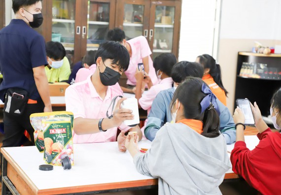 ภาพกิจกรรม  คณะวิทยาศาสตร์และเทคโนโลยี จัดกิจกรรมค่ายวิทยาศาสตร์สัญจร ปีการศึกษา 2565  โรงเรียนบ่อแก้ววิทยา