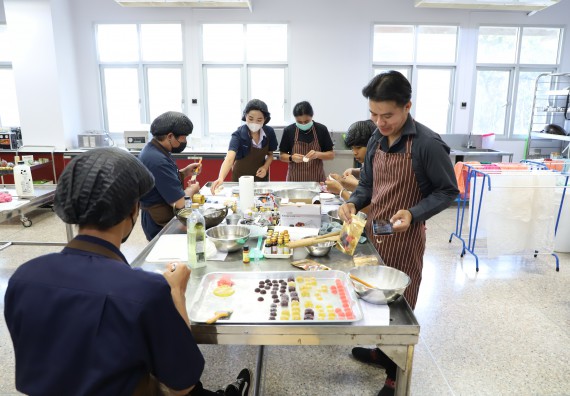 ภาพกิจกรรม  โปรแกรมวิชาวิทยาศาสตร์และเทคโนโลยีการอาหาร จัดอบรมเชิงปฏิบัติการ เรื่อง การพัฒนาผลิตภัณฑ์อาหารด้วยนวัตกรรม