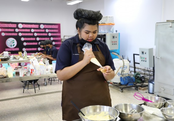 ภาพกิจกรรม  โปรแกรมวิชาวิทยาศาสตร์และเทคโนโลยีการอาหาร จัดอบรมเชิงปฏิบัติการ เรื่อง การพัฒนาผลิตภัณฑ์อาหารด้วยนวัตกรรม