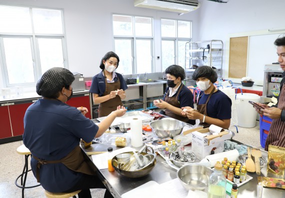 ภาพกิจกรรม  โปรแกรมวิชาวิทยาศาสตร์และเทคโนโลยีการอาหาร จัดอบรมเชิงปฏิบัติการ เรื่อง การพัฒนาผลิตภัณฑ์อาหารด้วยนวัตกรรม