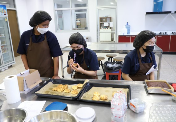 ภาพกิจกรรม  โปรแกรมวิชาวิทยาศาสตร์และเทคโนโลยีการอาหาร จัดอบรมเชิงปฏิบัติการ เรื่อง การพัฒนาผลิตภัณฑ์อาหารด้วยนวัตกรรม