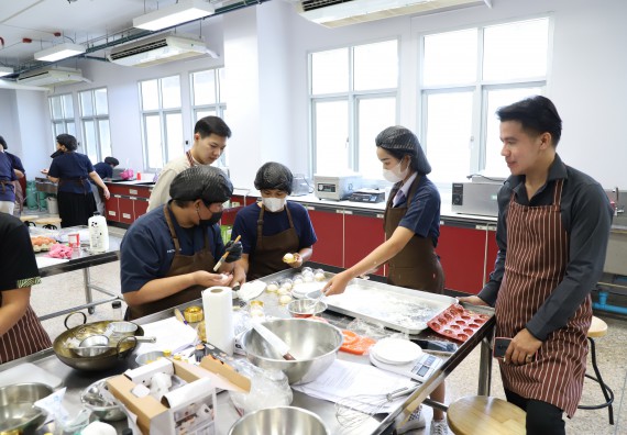 ภาพกิจกรรม  โปรแกรมวิชาวิทยาศาสตร์และเทคโนโลยีการอาหาร จัดอบรมเชิงปฏิบัติการ เรื่อง การพัฒนาผลิตภัณฑ์อาหารด้วยนวัตกรรม