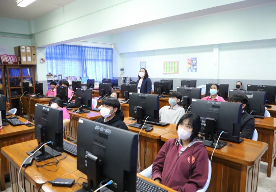 คณะวิทยาศาสตร์และเทคโนโลยี จัดกิจกรรมค่ายวิทยาศาสตร์สัญจร ปีการศึกษา 2565 ให้กับนักเรียนระดับชั้นมัธยมศึกษาตอนปลาย โรงเรียนชากังราววิทยา (อินทร์-ชุ่ม ดีสารอุปถัมภ์)