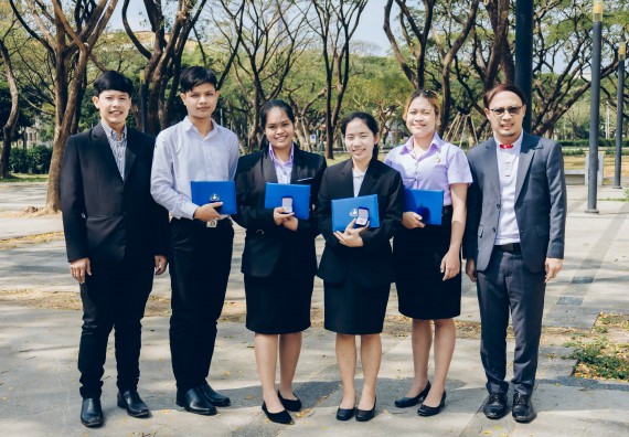 ภาพกิจกรรม  บุคลากรและนักศึกษา คณะวิทยาศาสตร์และเทคโนโลยี เข้าร่วมพิธีมอบรางวัลยอดเยี่ยม ทุนการศึกษา บุคคลและองค์กรดีเด่นทางวิทยาศาสตร์ ครั้งที่ 54 ประจําปี 2564/2565