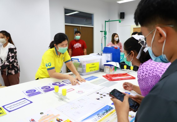ภาพกิจกรรม  ศูนย์วิทยาศาสตร์และวิทยาศาสตร์ประยุกต์ จัดอบรมเชิงปฏิบัติการมาตรฐานความปลอดภัยห้องปฏิบัติการเคมี รูปแบบ Peer evaluation