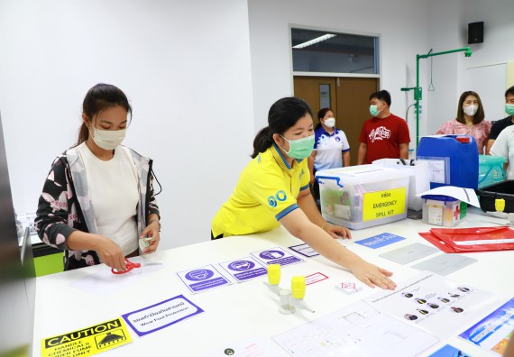 ภาพกิจกรรม  ศูนย์วิทยาศาสตร์และวิทยาศาสตร์ประยุกต์ จัดอบรมเชิงปฏิบัติการมาตรฐานความปลอดภัยห้องปฏิบัติการเคมี รูปแบบ Peer evaluation