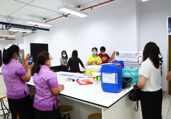 ภาพกิจกรรม  ศูนย์วิทยาศาสตร์และวิทยาศาสตร์ประยุกต์ จัดอบรมเชิงปฏิบัติการมาตรฐานความปลอดภัยห้องปฏิบัติการเคมี รูปแบบ Peer evaluation