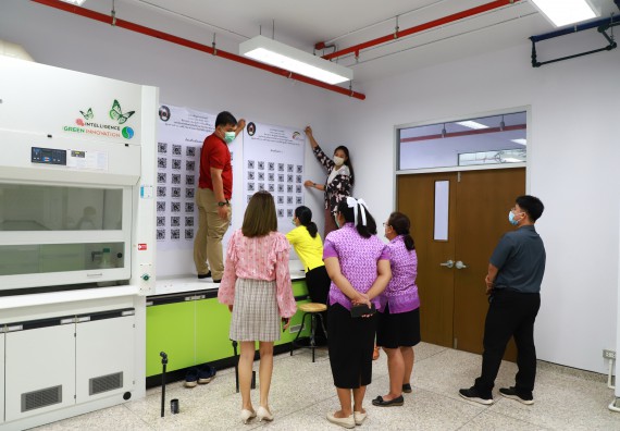 ภาพกิจกรรม  ศูนย์วิทยาศาสตร์และวิทยาศาสตร์ประยุกต์ จัดอบรมเชิงปฏิบัติการมาตรฐานความปลอดภัยห้องปฏิบัติการเคมี รูปแบบ Peer evaluation