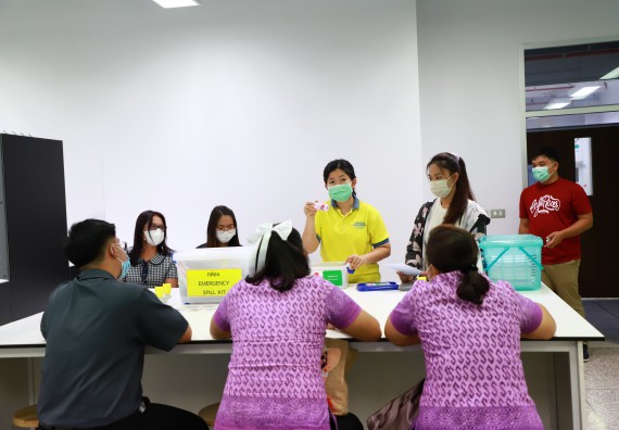 ภาพกิจกรรม  ศูนย์วิทยาศาสตร์และวิทยาศาสตร์ประยุกต์ จัดอบรมเชิงปฏิบัติการมาตรฐานความปลอดภัยห้องปฏิบัติการเคมี รูปแบบ Peer evaluation