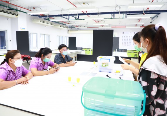 ภาพกิจกรรม  ศูนย์วิทยาศาสตร์และวิทยาศาสตร์ประยุกต์ จัดอบรมเชิงปฏิบัติการมาตรฐานความปลอดภัยห้องปฏิบัติการเคมี รูปแบบ Peer evaluation