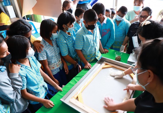 ภาพกิจกรรม  คณะวิทยาศาสตร์และเทคโนโลยี จัดกิจกรรมถ่ายทอดองค์ความรู้กระดาษกันนาจากกาบกล้วยไข่เพื่อใช้ในงานบรรจุภัณฑ์