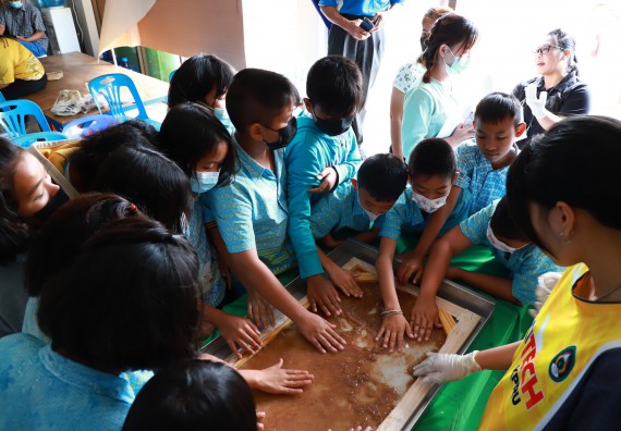 ภาพกิจกรรม  คณะวิทยาศาสตร์และเทคโนโลยี จัดกิจกรรมถ่ายทอดองค์ความรู้กระดาษกันนาจากกาบกล้วยไข่เพื่อใช้ในงานบรรจุภัณฑ์