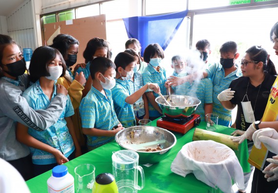 ภาพกิจกรรม  คณะวิทยาศาสตร์และเทคโนโลยี จัดกิจกรรมถ่ายทอดองค์ความรู้กระดาษกันนาจากกาบกล้วยไข่เพื่อใช้ในงานบรรจุภัณฑ์