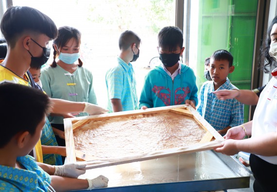 ภาพกิจกรรม  คณะวิทยาศาสตร์และเทคโนโลยี จัดกิจกรรมถ่ายทอดองค์ความรู้กระดาษกันนาจากกาบกล้วยไข่เพื่อใช้ในงานบรรจุภัณฑ์