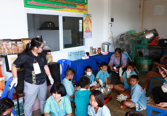 ภาพกิจกรรม  คณะวิทยาศาสตร์และเทคโนโลยี จัดกิจกรรมถ่ายทอดองค์ความรู้กระดาษกันนาจากกาบกล้วยไข่เพื่อใช้ในงานบรรจุภัณฑ์