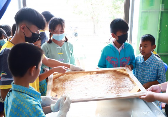 ภาพกิจกรรม  คณะวิทยาศาสตร์และเทคโนโลยี จัดกิจกรรมถ่ายทอดองค์ความรู้กระดาษกันนาจากกาบกล้วยไข่เพื่อใช้ในงานบรรจุภัณฑ์