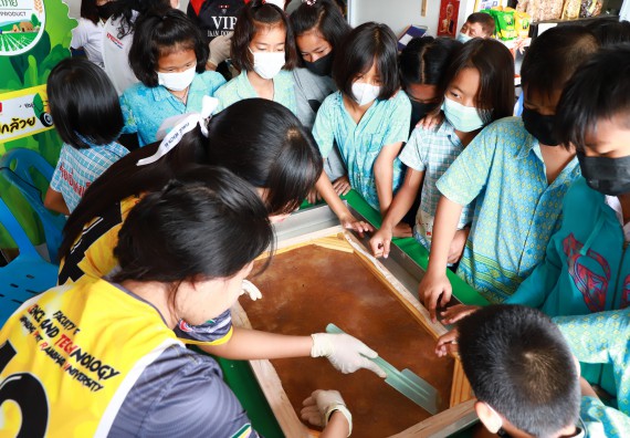 ภาพกิจกรรม  คณะวิทยาศาสตร์และเทคโนโลยี จัดกิจกรรมถ่ายทอดองค์ความรู้กระดาษกันนาจากกาบกล้วยไข่เพื่อใช้ในงานบรรจุภัณฑ์