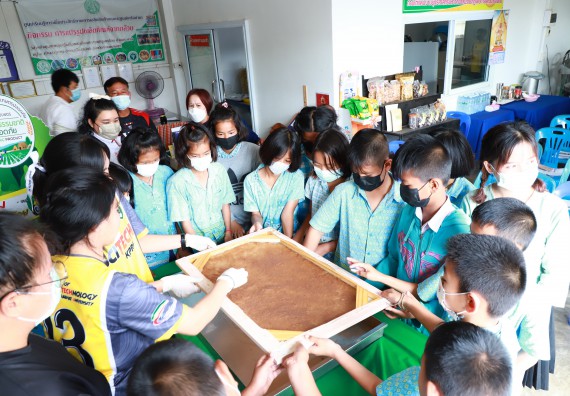 ภาพกิจกรรม  คณะวิทยาศาสตร์และเทคโนโลยี จัดกิจกรรมถ่ายทอดองค์ความรู้กระดาษกันนาจากกาบกล้วยไข่เพื่อใช้ในงานบรรจุภัณฑ์