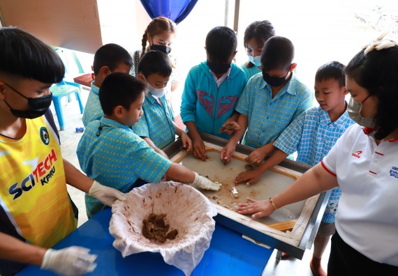 ภาพกิจกรรม  คณะวิทยาศาสตร์และเทคโนโลยี จัดกิจกรรมถ่ายทอดองค์ความรู้กระดาษกันนาจากกาบกล้วยไข่เพื่อใช้ในงานบรรจุภัณฑ์