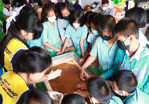 ภาพกิจกรรม  คณะวิทยาศาสตร์และเทคโนโลยี จัดกิจกรรมถ่ายทอดองค์ความรู้กระดาษกันนาจากกาบกล้วยไข่เพื่อใช้ในงานบรรจุภัณฑ์