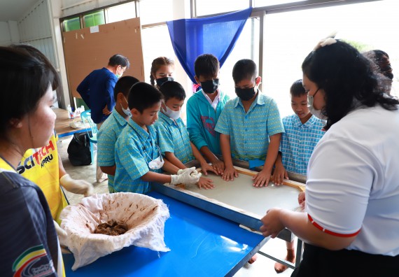 ภาพกิจกรรม  คณะวิทยาศาสตร์และเทคโนโลยี จัดกิจกรรมถ่ายทอดองค์ความรู้กระดาษกันนาจากกาบกล้วยไข่เพื่อใช้ในงานบรรจุภัณฑ์