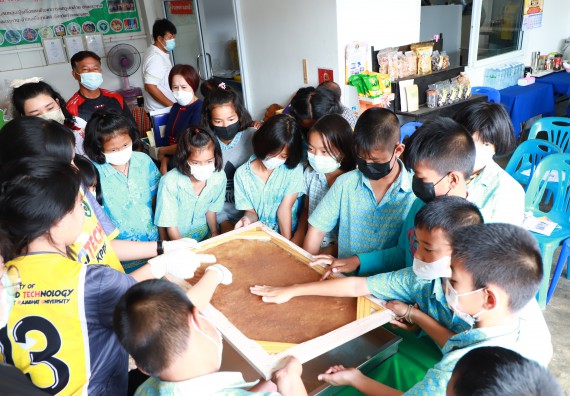 ภาพกิจกรรม  คณะวิทยาศาสตร์และเทคโนโลยี จัดกิจกรรมถ่ายทอดองค์ความรู้กระดาษกันนาจากกาบกล้วยไข่เพื่อใช้ในงานบรรจุภัณฑ์